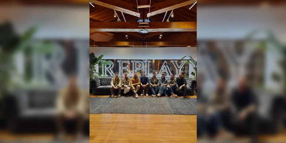 REPLAY EXPERIENCE – Na Itália, a Replay promoveu recentemente uma imersão exclusiva, reunindo convidados para vivenciar de perto o universo e a essência da grife.