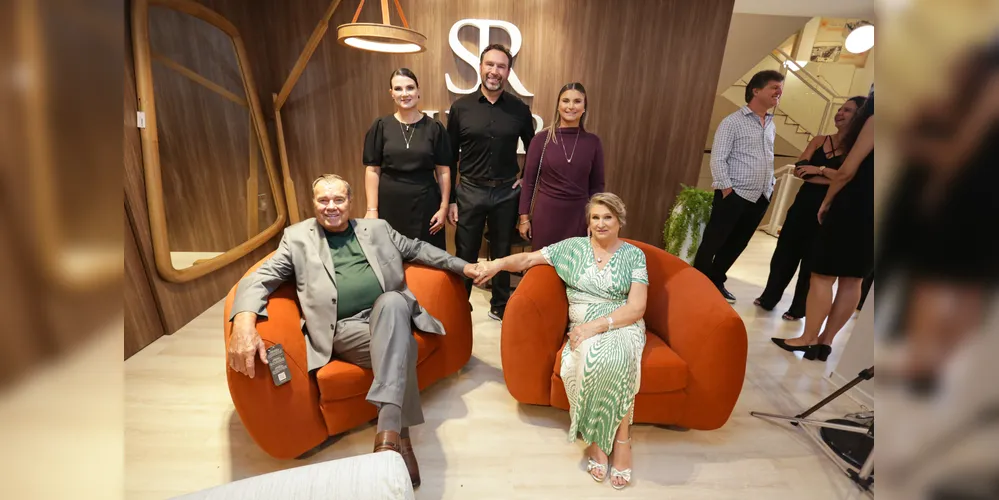 Ainda repercute a badalada inauguração da consagrada Sierra Móveis, referência nacional em mobiliário de alto padrão. Integrando o portfólio do Grupo MM, que detém a exclusividade da marca na região, a Sierra passa a compor o espaço da Store in Store MM Design, reforçando o posicionamento do grupo em oferecer propostas alinhadas às principais tendências do design contemporâneo.
A noite movimentou a cidade e traduziu com perfeição o DNA da marca: elegância, autenticidade e excelência em cada detalhe. Um início à altura do que a Sierra representa, marcando oficialmente sua presença em Ponta Grossa com o glamour que lhe é característico. No registro em família, Jeroslau Pauliki e Cirlei Pauliki ao lado de seus filhos Marcio Pauliki, Juliana Pauliki Michalowski e Rubiane Pauliki Zanetti.