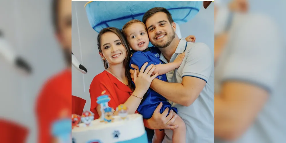 Na última terça-feira (31), Milena Dallarmi Mendes celebrou a chegada de mais um ano de vida em um momento especial ao lado de quem mais ama. No registro, Milena aparece em família, acompanhada do marido, Guilherme Weckerlin Mendes, e do filho Heitor, em um clima de carinho e união. Da Coluna RC, os mais sinceros votos de felicidade, saúde e muitas conquistas neste novo ciclo.
