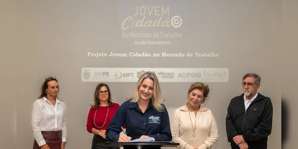 Presidente da FASPG, Tatyana Belo, assinando o Termo de Cooperação Técnica