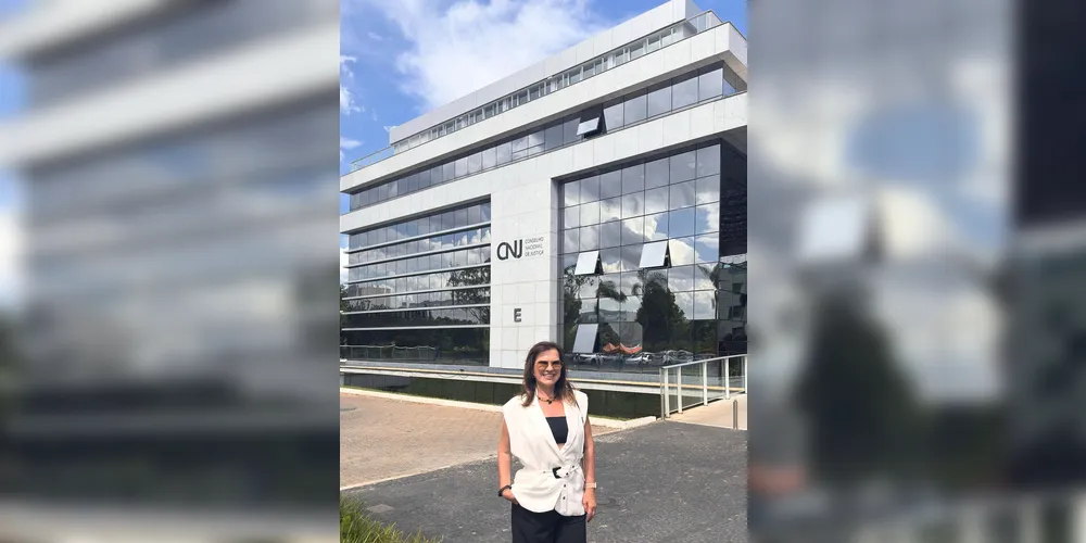 Nesta quinta-feira (16), a juíza da Vara da Infância e Juventude e diretora do Fórum Estadual de Ponta Grossa, Noeli Tavares Reback, celebra mais um ano de vida. Com uma trajetória pautada pelo comprometimento, sensibilidade e seriedade, Noeli exerce papel fundamental na construção de uma sociedade mais justa e equilibrada. Da Coluna RC, os mais sinceros votos de saúde, prosperidade e contínuas conquistas.