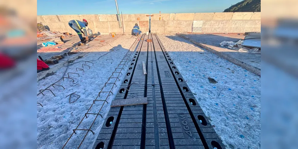 Imagem ilustrativa da imagem Faltam 15 dias para a inauguração: Ponte de Guaratuba recebe juntas de dilatação