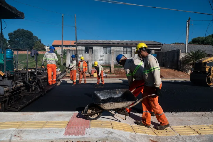O asfalto no Mezzomo é uma das diversas frentes de obras em andamento no município, levando asfalto novo para diferentes locais da cidade.