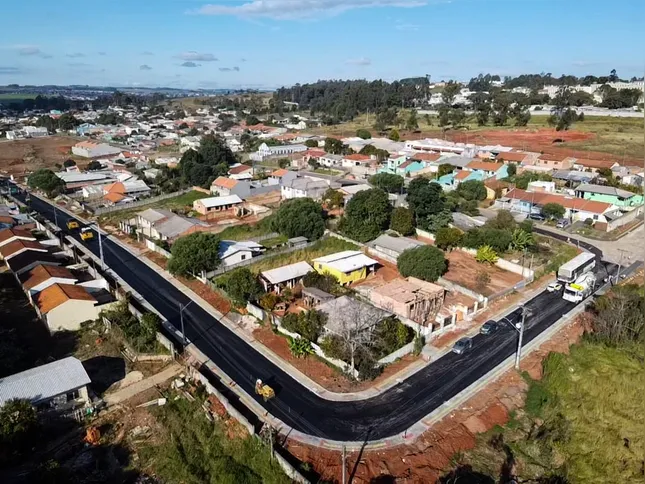 O asfalto no Mezzomo é uma das diversas frentes de obras em andamento no município, levando asfalto novo para diferentes locais da cidade.