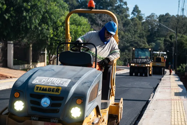 O asfalto no Mezzomo é uma das diversas frentes de obras em andamento no município, levando asfalto novo para diferentes locais da cidade.