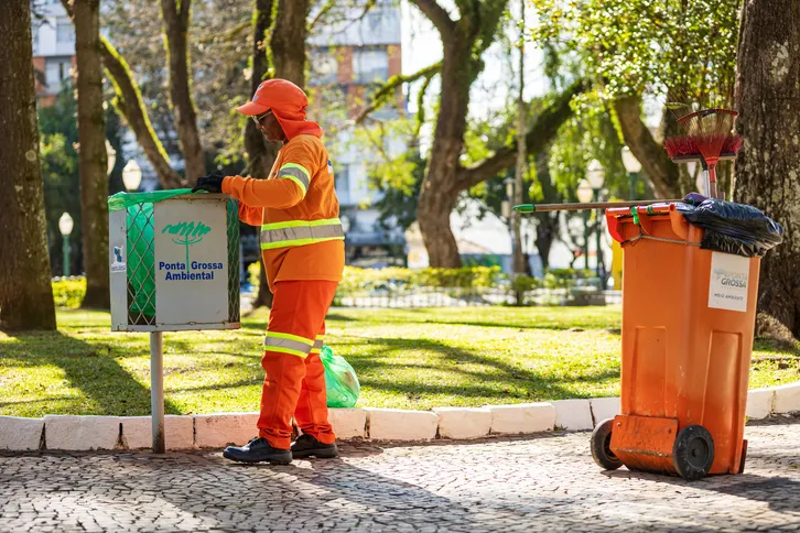 A PGA atua nas seguintes frentes: coleta domiciliar (orgânica e seletiva), varrição de ruas, manutenção de áreas verdes, poda e destinação de resíduos de saúde