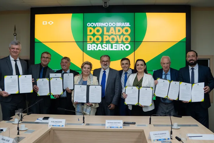 Aliel Machado ao lado dos prefeitos dos municípios contemplados