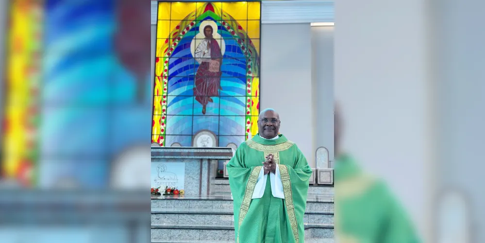 No próximo domingo (16), será comemorado com alegria o aniversário do estimado Padre Claudemir do Nascimento Leal. À frente da Paróquia Catedral Senhora Sant’Ana, Padre Claudemir exerce seu ministério com profunda entrega e compaixão, sendo exemplo de fé, acolhimento e sabedoria. Sua presença serena e palavras inspiradoras transformam vidas e fortalecem a comunidade. Da Coluna RC, nossos mais afetuosos votos de saúde, luz e prosperidade ao querido sacerdote, cuja missão enriquece espiritualmente tantos corações.
