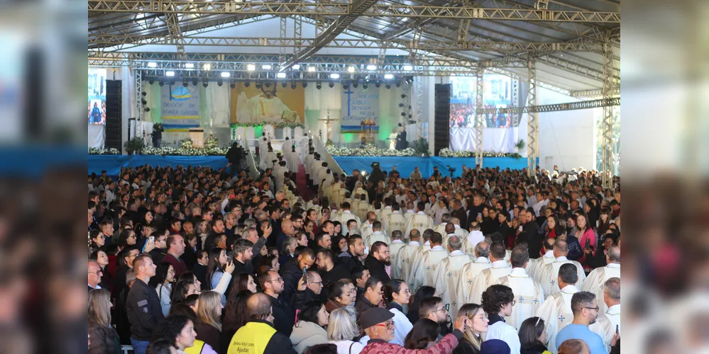 Cerca de 10 mil pessoas, vindas das 52 paróquias e dos 17 municípios que compõem a Diocese, reuniram-se para celebrar os 100 anos