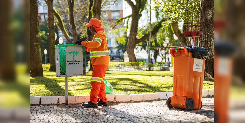 A PGA atua nas seguintes frentes: coleta domiciliar (orgânica e seletiva), varrição de ruas, manutenção de áreas verdes, poda e destinação de resíduos de saúde