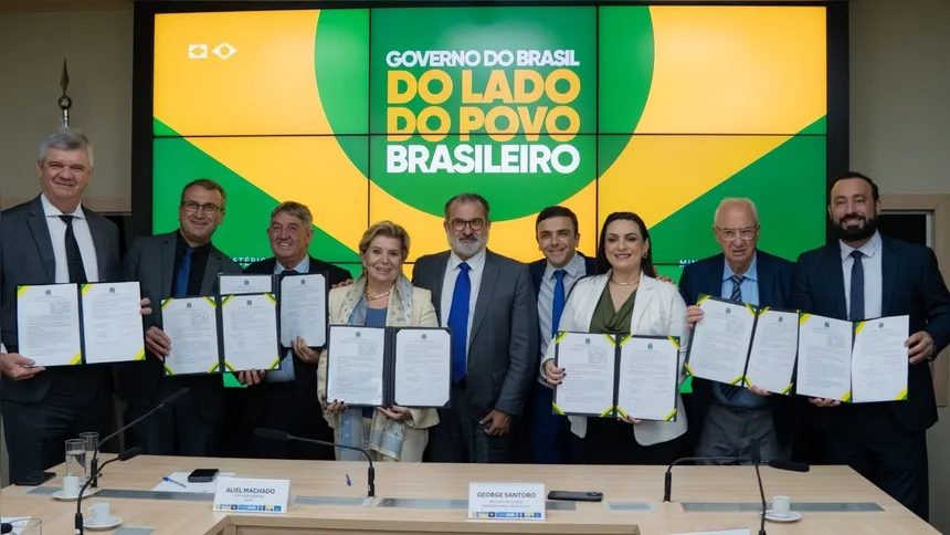 Prefeitos dos Campos Gerais assinaram o termo que permitirá a gestão de ferrovias desativadas