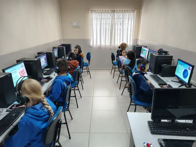 Projeto tem como objetivo ampliar o acesso às tecnologias digitais para crianças, adolescentes e pessoas em situação de vulnerabilidade social em Ponta Grossa