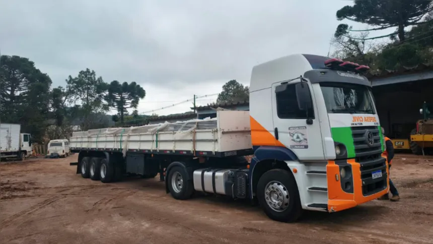 Carregamento com 2.600 telhas foi entregue pela Defesa Civil ao município de Piraí do Sul