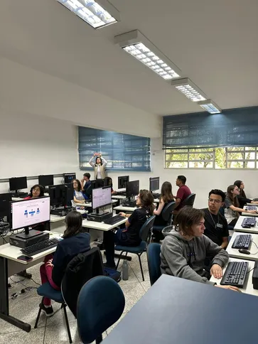Imagem ilustrativa da imagem Projeto da UEPG oferta aulas de matemática aplicada para alunos do ensino médio