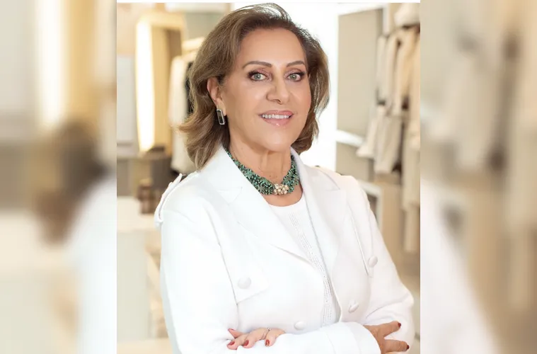 Nesta quarta-feira (5), Ana Lucia Hyczy comemora mais um aniversário, recebendo o carinho de familiares e amigos. À frente da sofisticada Compagnia Internazionale, tradicional boutique curitibana reconhecida pelo requinte e pela excelência. Da Coluna RC, nossos votos de um novo ciclo de muitas conquistas, saúde, prosperidade e contínuo sucesso.