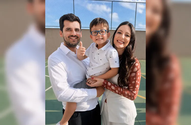 Um momento de emoção e felicidade marcou o chá revelação realizado no último domingo (26), reunindo familiares e amigos para celebrar a chegada de mais um integrante da família. Na foto, estão João Eduardo Mirais, Isabela Nadal e o filho, Eduardo Nadal Mirais, compartilhando a alegria de descobrir que em breve a família ganhará mais um menino. Da Coluna RC, os mais sinceros votos de muita saúde, amor e incontáveis felicidades à família nesta nova e especial etapa de suas vidas.