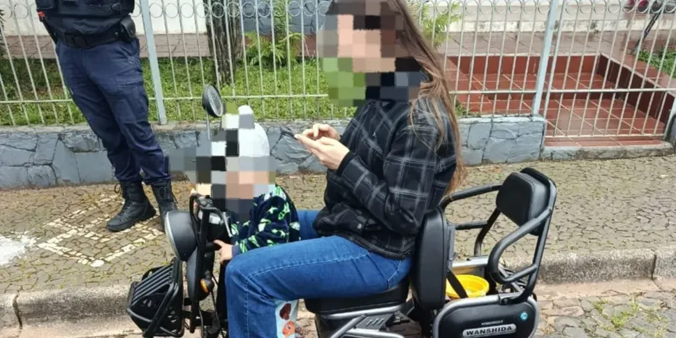 Mulher é flagrada pilotando autopropelido sem capacete e com criança em Ponta Grossa