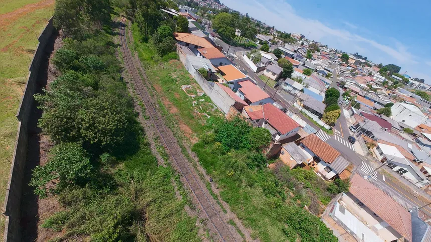 A retirada do tráfego ferroviário de passagem das áreas urbanas consolidadas poderia produzir impactos simultâneos sobre a operação dos trens e sobre a cidade.