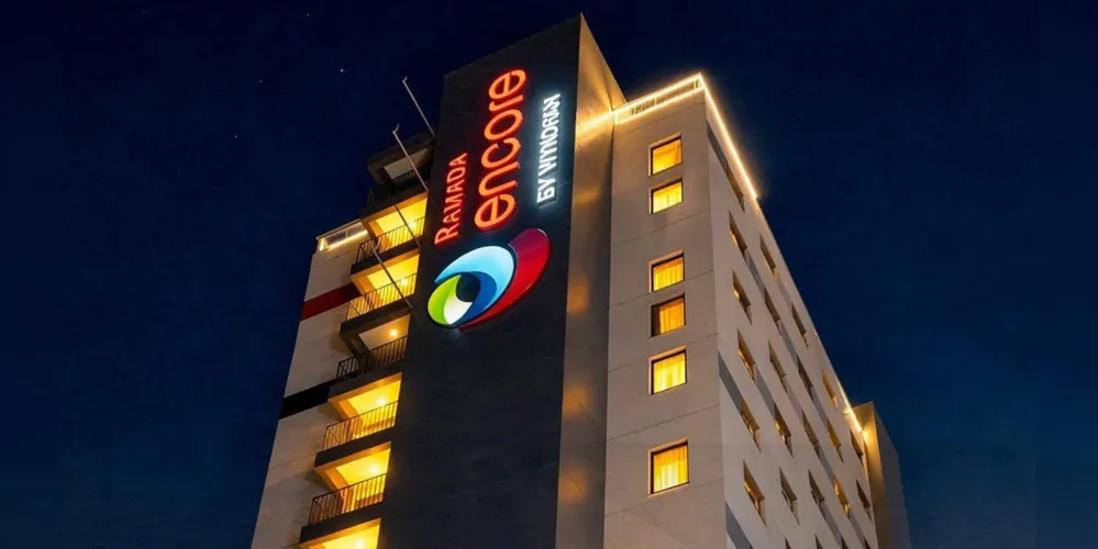 O hotel Ramada Encore by Wyndham em Ponta Grossa à noite