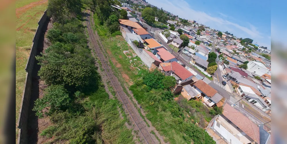 A retirada do tráfego ferroviário de passagem das áreas urbanas consolidadas poderia produzir impactos simultâneos sobre a operação dos trens e sobre a cidade.