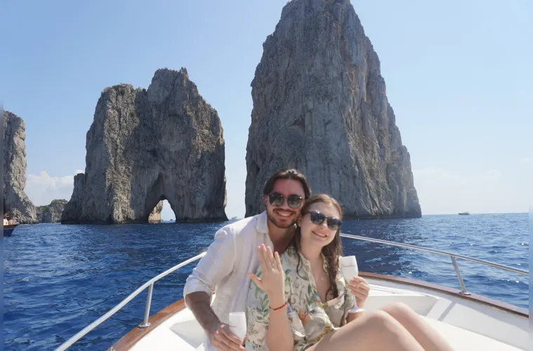 Em meio às paisagens paradisíacas de Capri, na Itália, Beatrice Borato e Lucas Muhlenbruch deram um passo especial em sua história de amor. O pedido de casamento aconteceu no dia 17 de agosto, durante um romântico passeio de barco, tendo como cenário o azul intenso do Mar Mediterrâneo e a beleza encantadora da ilha italiana. Um momento inesquecível, à altura dessa linda história, que agora ganha um novo e emocionante capítulo. A Coluna RC felicita os noivos e deseja uma caminhada repleta de amor, cumplicidade e felicidade.