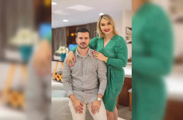 A advogada Cynthia Blajieski de Sá Spósito celebra, nesta quarta-feira (7), mais um ano de vida. Formada pela UEPG e especialista em Direito e Processo do Trabalho, Cynthia constrói sua trajetória com competência e dedicação à atuação jurídica. No registro, ao lado do esposo, Vinicius Spósito, com quem compartilha a alegria desta data especial. A Coluna RC a felicita e deseja um novo ciclo de saúde, felicidade e realizações.