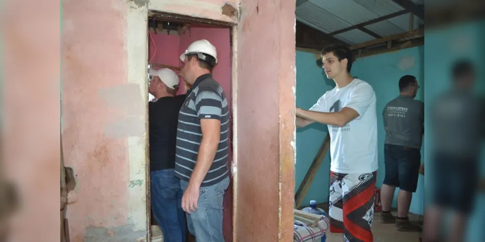 Trote solidário reforma casas de famílias carentes em PG