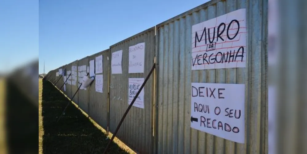 Imagem ilustrativa da imagem Muro ilustra tensão em Brasília