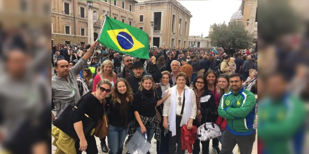 Registro do grupo de ponta-grossenses no Vaticano, Itália. Todos pertencem ao Rotary Club Ponta Grossa Uvaranas e irão participar defuma audiência papal no próximo sábado