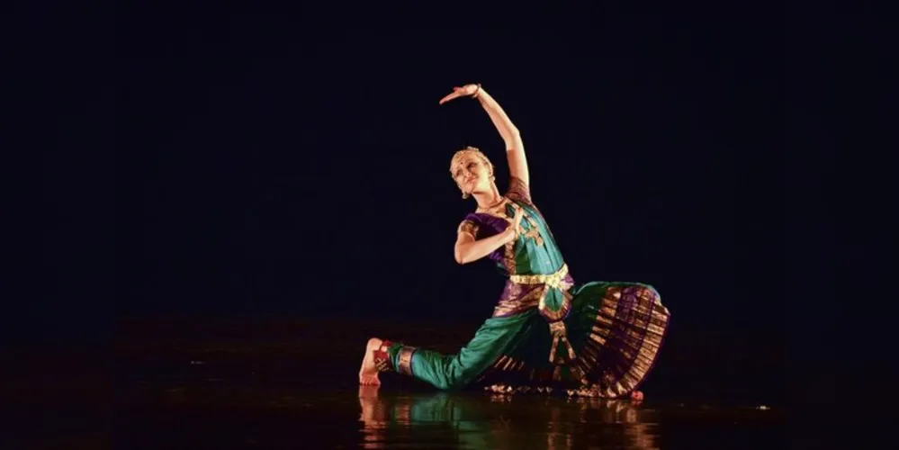 A Associação de Bailarinos e Apoiadores do Balé Teatro Guaíra promove em Curitiba, até domingo, a Mostra Paranaense de Dança 2016. O evento reúne bailarinos de cinco países e grupos amadores da capital. Ótima opção de lazer!