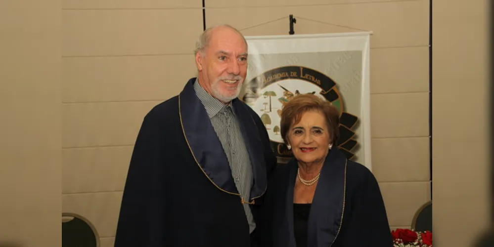 Aída Mansani Lavalle, historiadora e presidente da Academia de Letras dos Campos Gerais (ALCG), nesta sexta-feira dia, será muito cumprimentada pela passagem do seu aniversario. No click, com o escritor Odenir Follador, também integrante ALCG