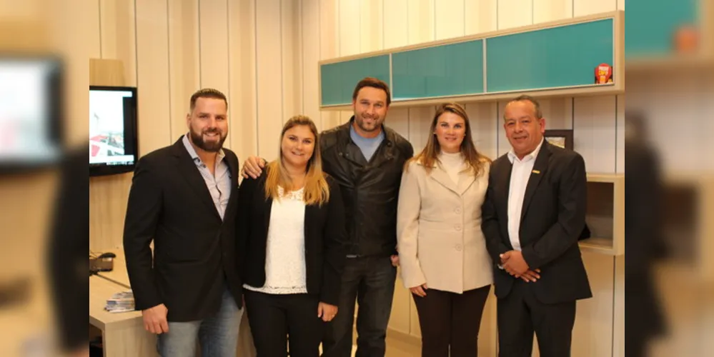Ocorreu recentemente a reinauguração da Loja MM Matriz, que agora é a primeira loja de Ponta Grossa e da região de Atacado e Varejo. Na foto, Jorge Pauliki, Rubiane Pauliki Zanetti, Marcio Pauliki, Juliana Pauliki Michalowski e Luis Moron (Construtora MM)