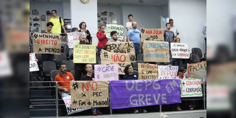 Imagem ilustrativa da imagem Professores protestam nas galerias da Câmara