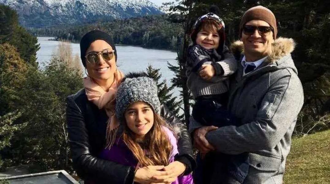 TRIP – O casal Leonardo e Nicole Hauer ao lado de seus filhos Nina e Theo, curtem temporada de lazer e descanso. No registro especial, a família Hauer circulando por Bariloche na Argentina, conferindo as paisagens dignas de cenas de filmes que causam encanto aos turistas.