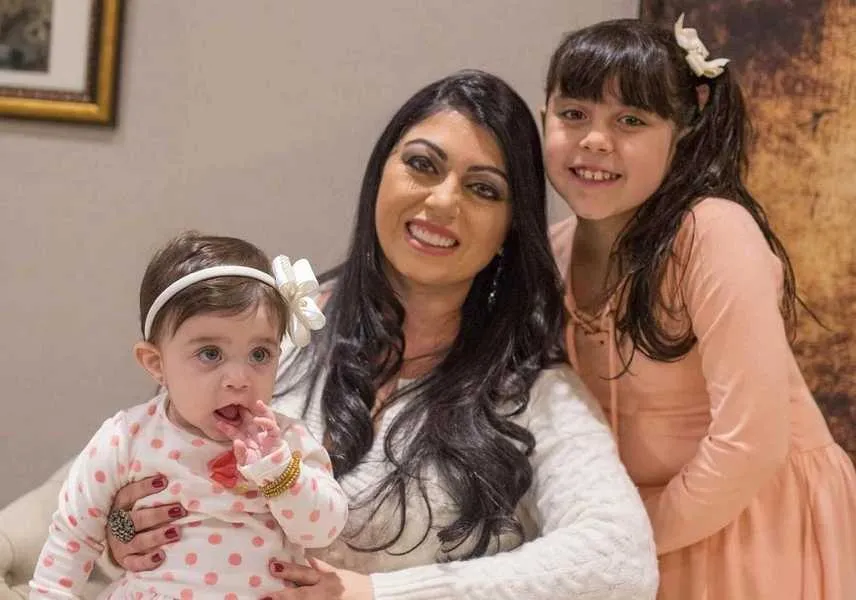 BDAY - Vanessa de Morais Ferreira será muito cumprimentada pela passagem de seu aniversário neste sábado (26). No registro especial de Renata Campos, Vanessa com as filhas Lavínia e Vivian de Morais Ferreira. Da coluna RC os votos de felicidades infinitas.