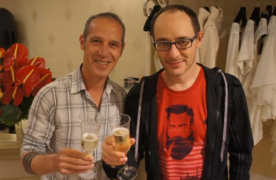 ZIMC BOULEVARD - Os empresários José Carlos D’Almeida e Cezar Renato realizam na próxima segunda feira (28) a partir das 15 horas, o lançamento da coleção primavera verão 2018, da conceituada boutique Zimc Boulevard. Com certeza, muitas peças que vão encantar os presentes, pois a loja sempre trás as principais tendências da estação. Comentaremos.