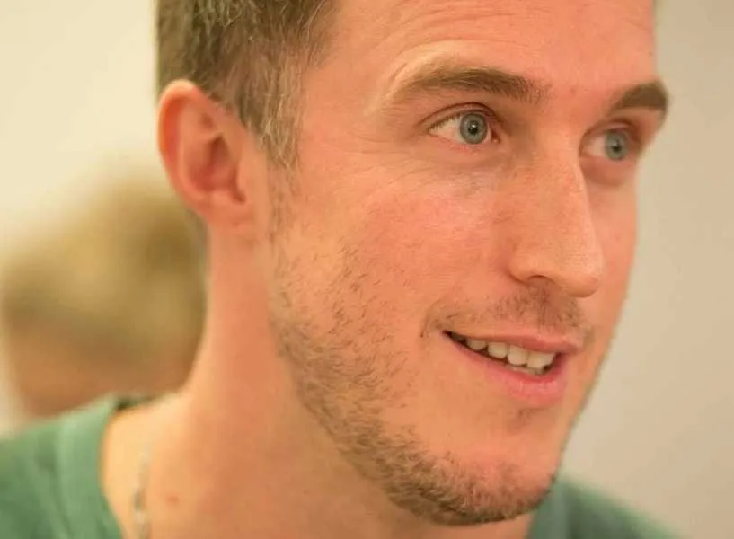 NIVER - O competente integrante da equipe do conceituado salão Seru Cabelereiros, Guilherme Wrobel receberá as felicitações pela chegada de seu aniversário no domingo (27). Da coluna RC os votos de prosperidade e alegrias.