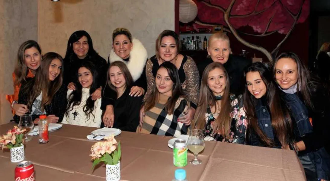 Debutantes com as mães e a Pres. Indianara Milléo