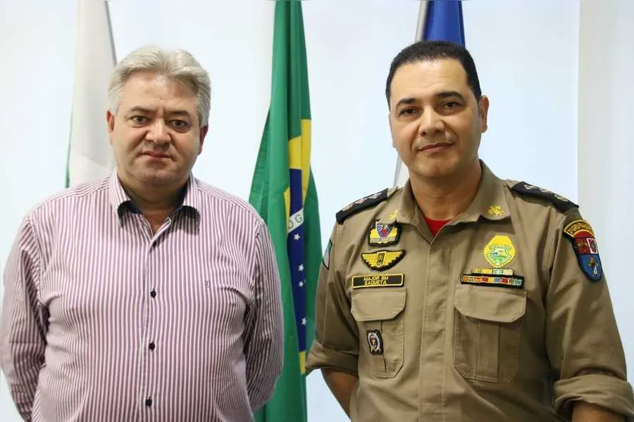 VISITA - O vereador Sebastião Mainardes Júnior, presidente da Câmara Municipal de Ponta Grossa, recebeu na tarde da última quinta-feira (24), a visita do comandante do 2o. Grupamento de Bombeiros, Major Hemerson Saqueta Barbosa. O major, que assumiu o comando da unidade militar a duas semanas, veio se apresentar de modo oficial ao chefe do legislativo municipal.

