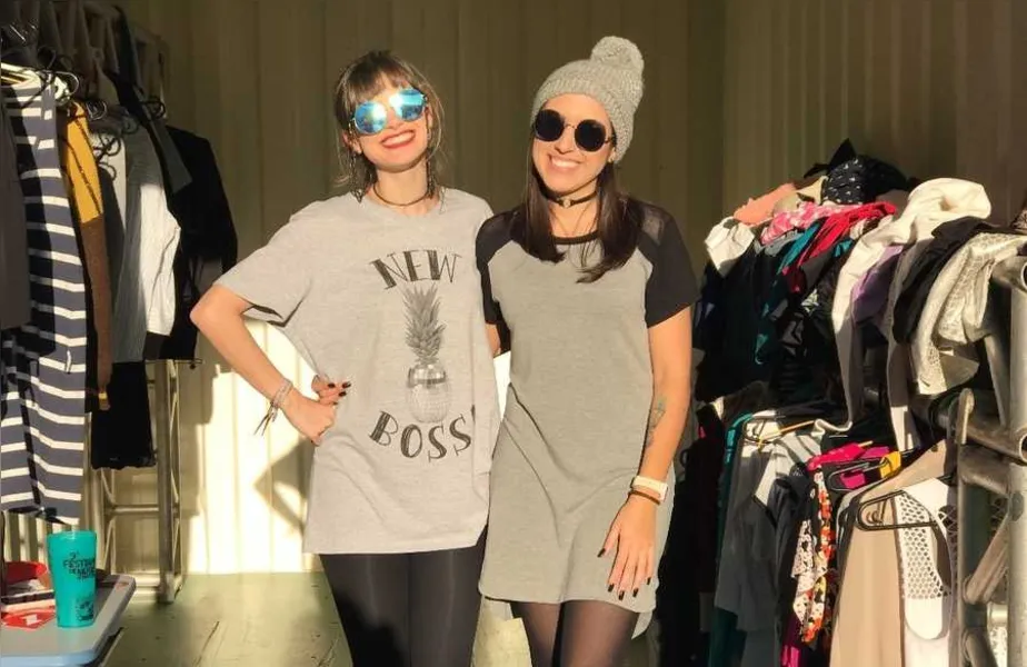 FEIRA DE TROCAS - Tibagi recebe neste sábado e domingo, 21 e 22 de outubro, uma Oficina de Sustentabilidade e a Feira de Trocas do Avesso na Casa da Cultura de Tibagi. A Oficina sobre como aplicar a sustentabilidade no dia a dia começa no sábado às 14h e na sequência acontece a Feira, até às 18h, onde os participantes poderão trocar peças de roupa que não usam mais por outras. No domingo, a feira será das 14h às 17h. 
No registro Maria Fernanda Teixeira e Nicoly França. Prestigie!
