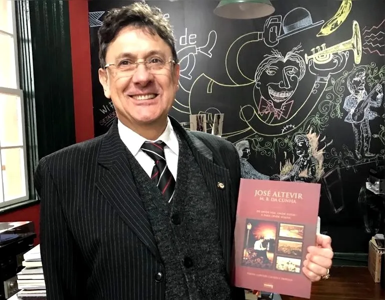 LANÇAMENTO - Nesta sexta, dia 17, o advogado e integrante da Academia de Letras dos Campos Gerais, José Altevir Mereth Barbosa da Cunha, lança a aguardada obra ‘De onde vim, onde estou e para onde volto’ (Editora Estúdio Texto). O escritor recepciona convidados no Espaço By Night do Clube Ponta-Lagoa às 19h30.