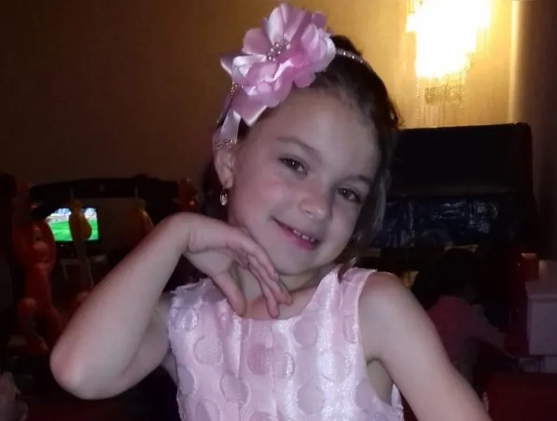 Giova Beatriz, de 8 anos, também filha de Juliana Cristina e Carlos Roberto Migdalski adora ser fotografada por seus papais!