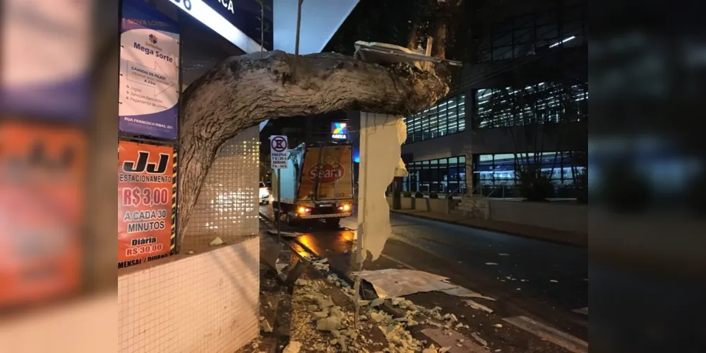 Fragmentos do compartimento fechado do veículo ficaram espalhados pela pista.