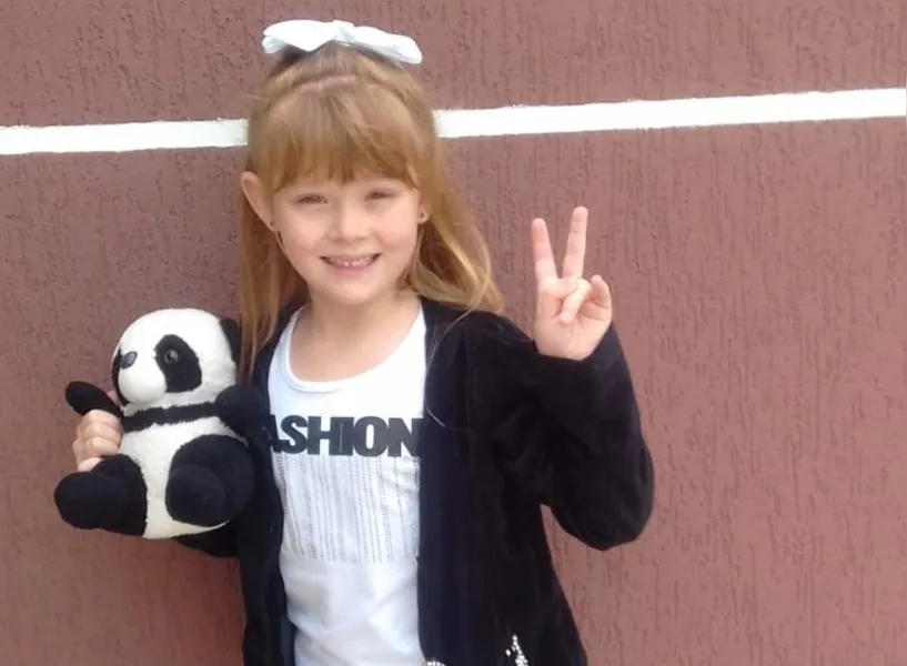 Gabriela Vitória Vozniak Koza, de 5 aninhos, filha de Marina e Maurício Koza é puro estilo, posando para os papais com seu ursinho!