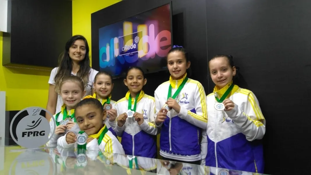 A Equipe Star Gym de Ginástica, que foi vice campeã paranaense, em visita aos estúdios do Portal aRede. Merecidos parabéns!