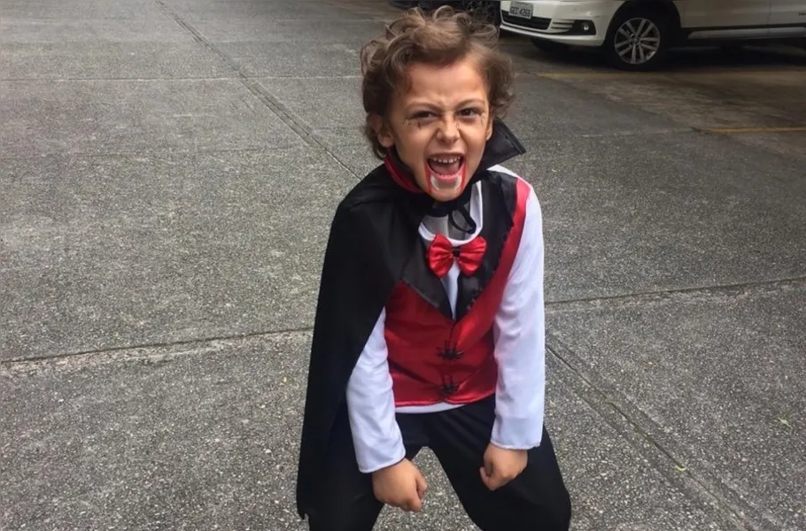 Lorenzo Ionta, filho de Viviane Nascimento, fantasiado para curtir o halloween!