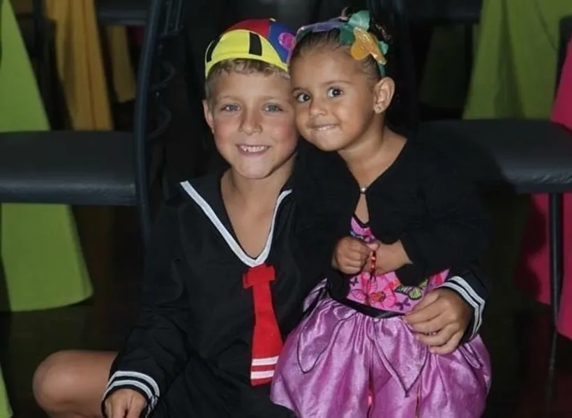 Os irmãos João Miguel Oliveira Costa e Marina Oliveira Costa, de 8 e 3 anos, posando para a mamãe, Giovana Oliveira.