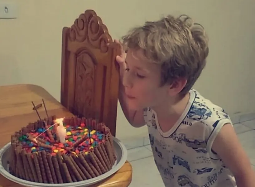 O pequeno Arthur Zaffalon, filho de Ilson e Adriana Zaffalon, assopra as velinhas em comemoração ao seus 8 aninhos. Parabéns!