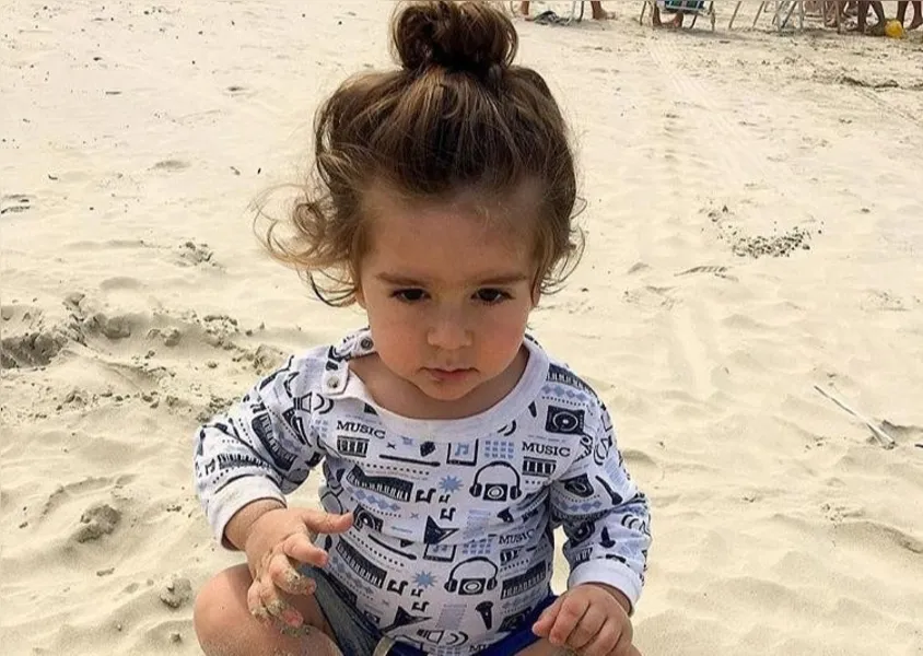 Stefano Medaglia Ionta, de 1 aninho, se diverte brincando na praia!