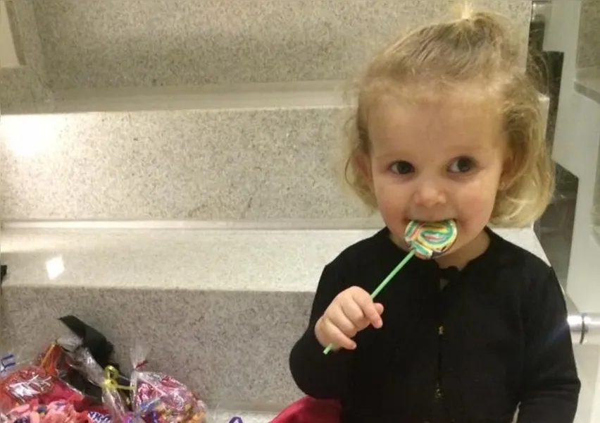 A pequena Isabela, filha de Patrícia Acordi Fontana e Marcelo Luís Fontana posa para os papais saboreando um delicioso doce!